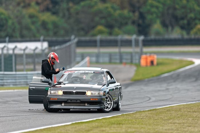 Дрифт-гонка автомобилей по автодрому Moscow Raceway на фестивале «Дрифт Экспо» в Волоколамске
