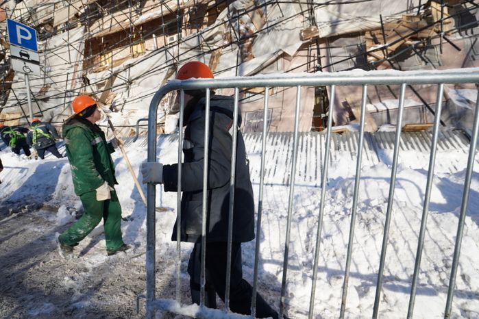 Кадры с места обрушения строительных лесов на Лубянском проезде в Москве