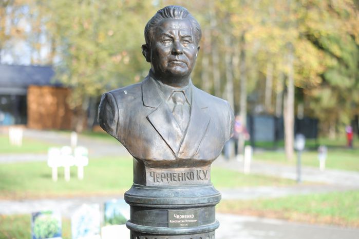 Бюст Константина Черненко в Аллее правителей в усадьбе Татищева под Солнечногорском