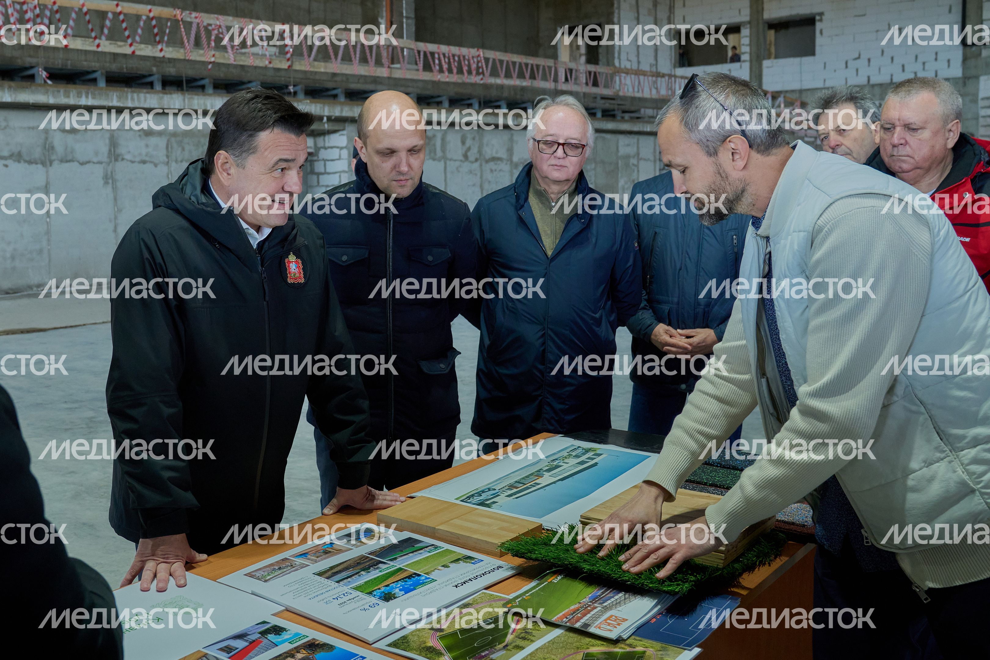 Проверка хода строительства ФОКа с крытым катком в Волоколамске Губернатором Подмосковья