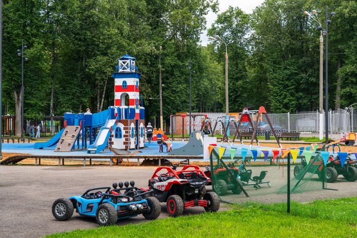 Детская площадка в Центральном парке имени В.В. Воровского в Наро-Фоминске летом