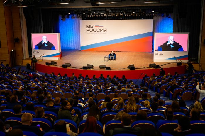 Никита Михалков выступил перед участниками молодежного форума "На государственной службе"