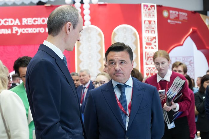 Дмитрий Григоренко посетил подмосковный стенд на ПМЭФ-2026