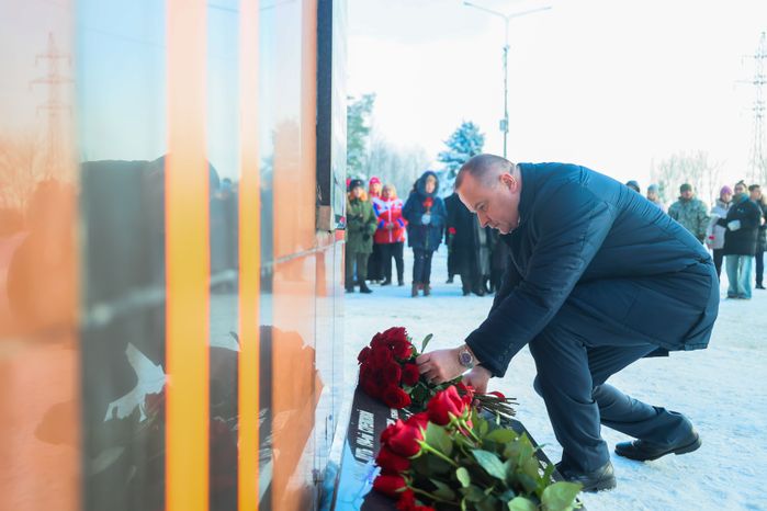 Возложение цветов к мемориалу «Рубеж обороны»