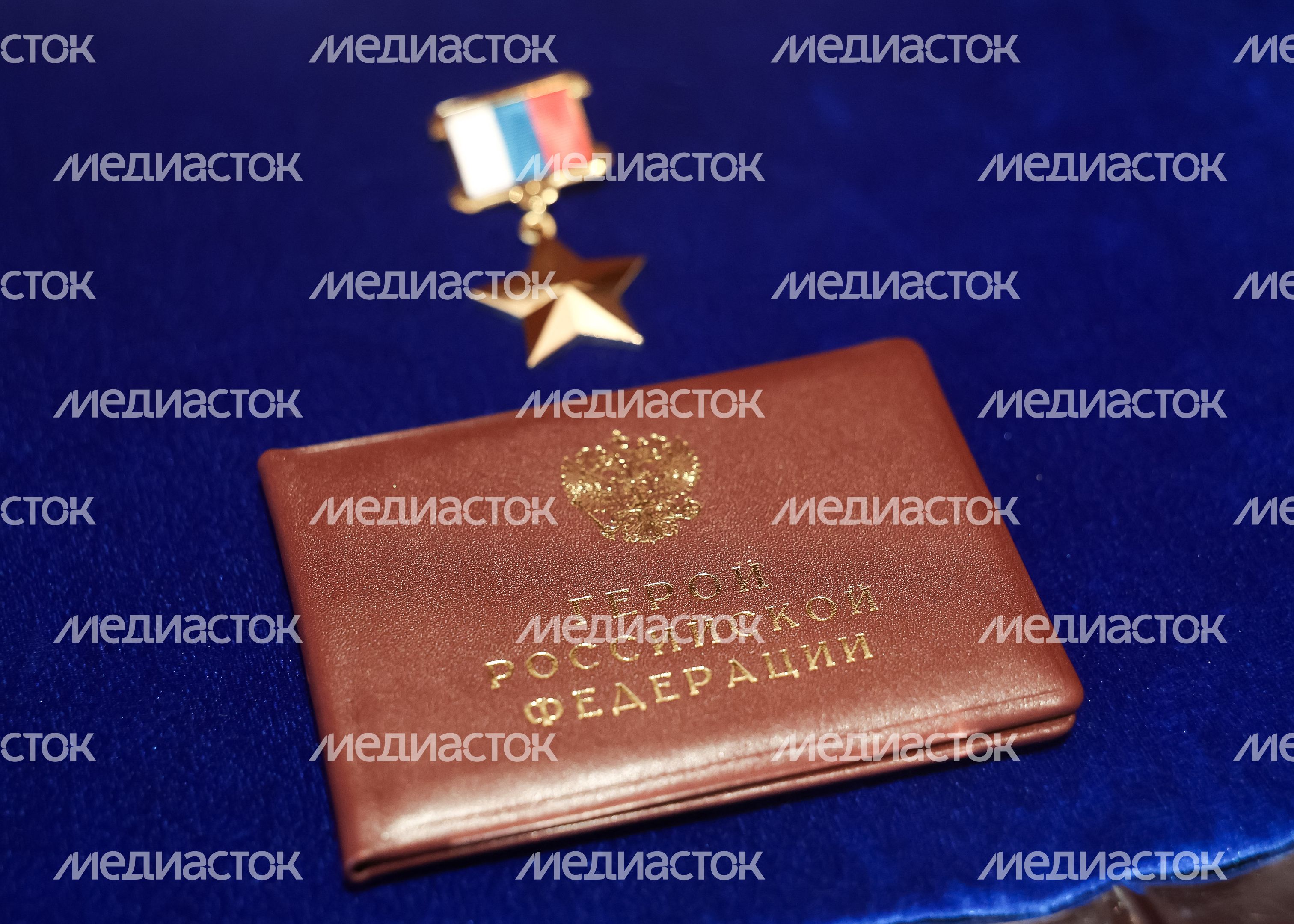 Семье подполковника Андрея Кулакова передали Золотую Звезду Героя России Семье подполковника Андрея Кулакова передали Золотую Звезду Героя России