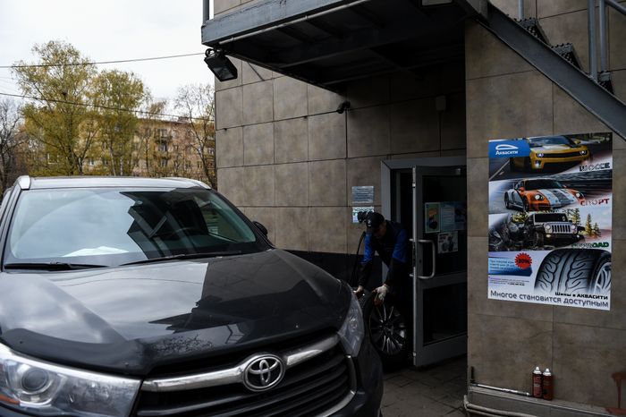 Работа шиномонтажной мастерской перед началом зимнего сезона