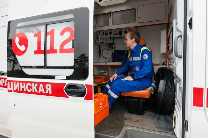 Автомобиль скорой помощи готов к выехать к пациентам