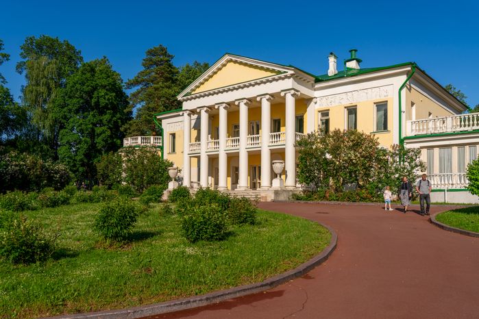 Главный усадебный дом в музее-заповеднике «Горки Ленинские» Ленинского округа
