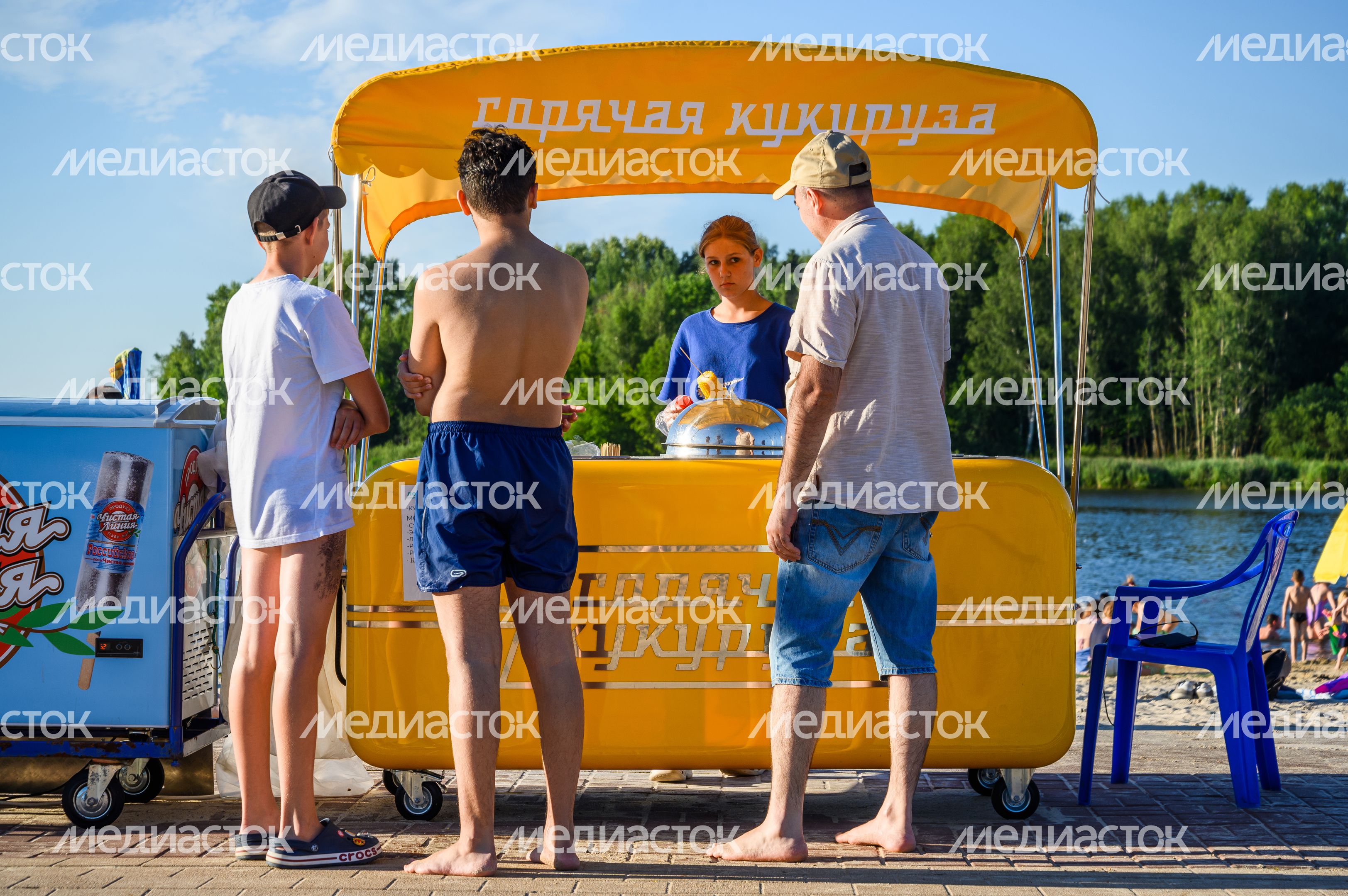 Городской пляж Солнечногорска на берегу озера Сенеж Городской пляж Солнечногорска на берегу озера Сенеж