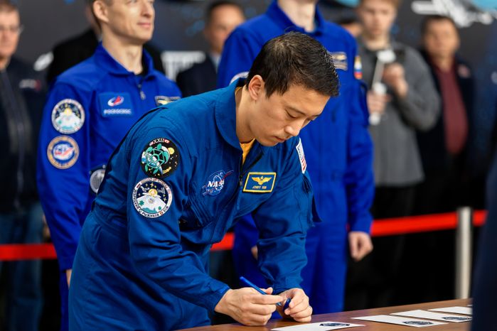 Космонавт основного экипажа МКС-73 Д. Ким на комплексной тренировке в Звездном городке