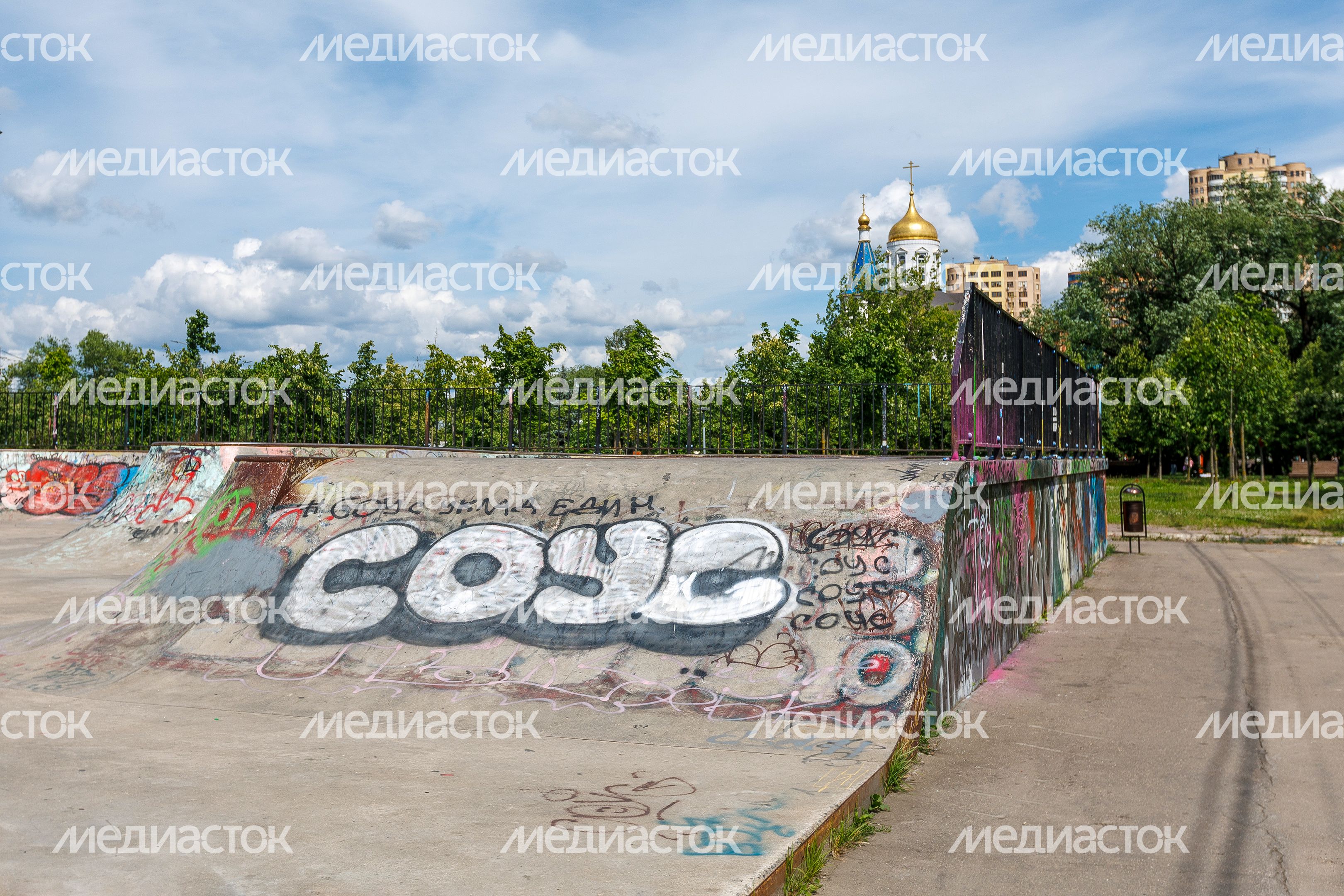 Скейт-площадка в Центральном парке Реутова летом Скейт-площадка в Центральном парке Реутова летом