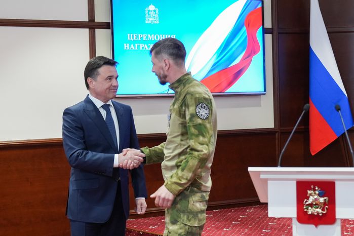 Андрей Воробьев вручил государственные награды добровольцам БАРСа