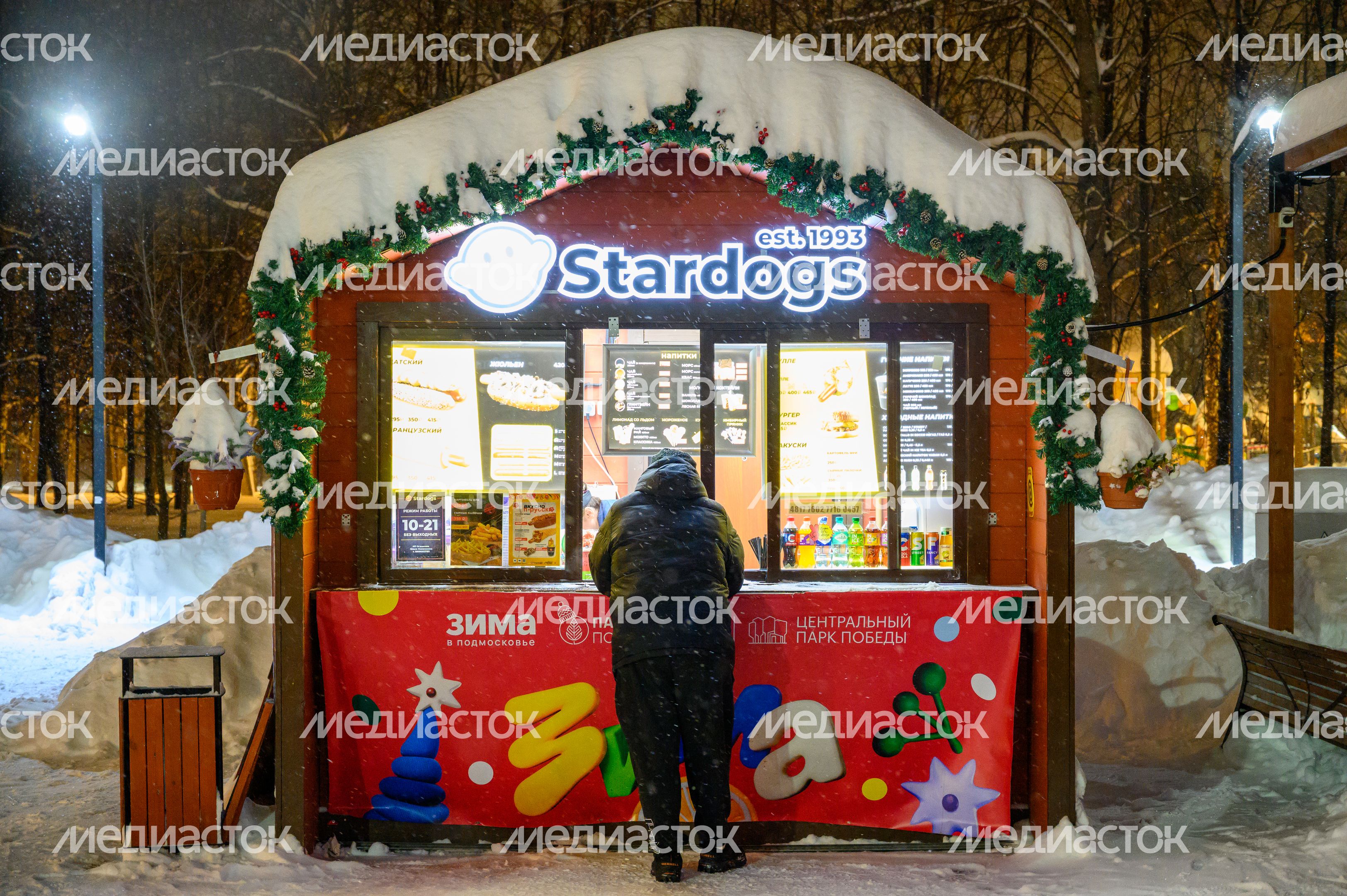 Киоск фастфуда в парке Победы Долгопрудного Киоск фастфуда в парке Победы Долгопрудного