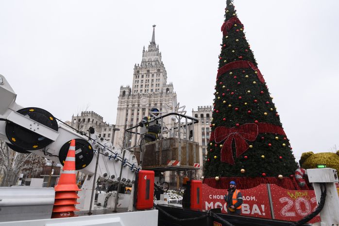 Демонтаж и складирование новогодних елок в Москве