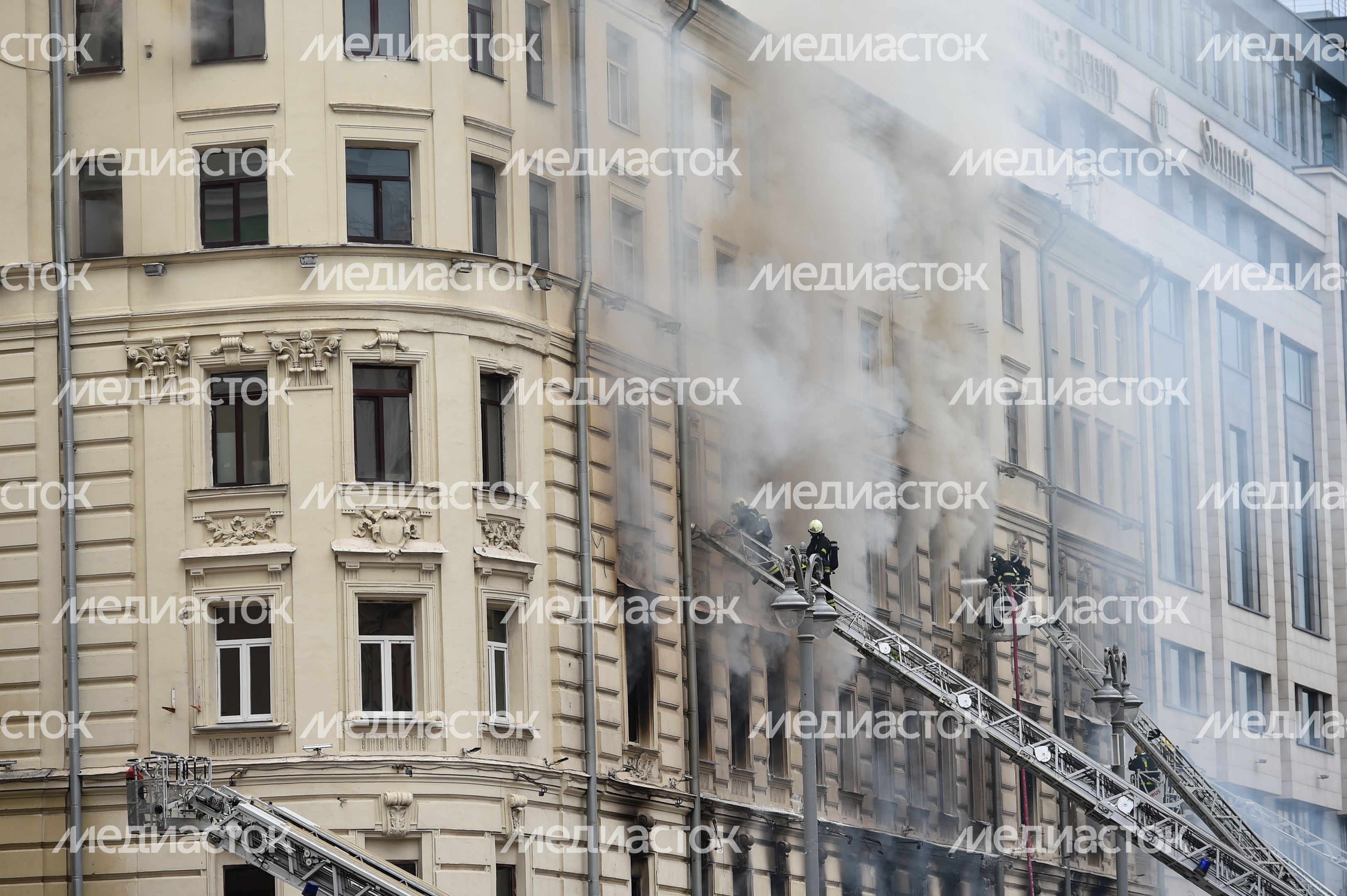 Пожар в реставрируемом здании на Тверской улице в Москве