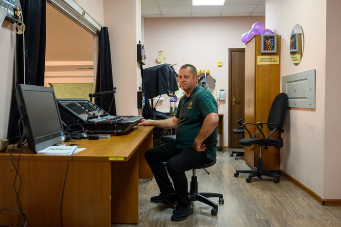 Режиссерский пульт управления зрительным залом в культурно-просветительском центре «Дубровицы»