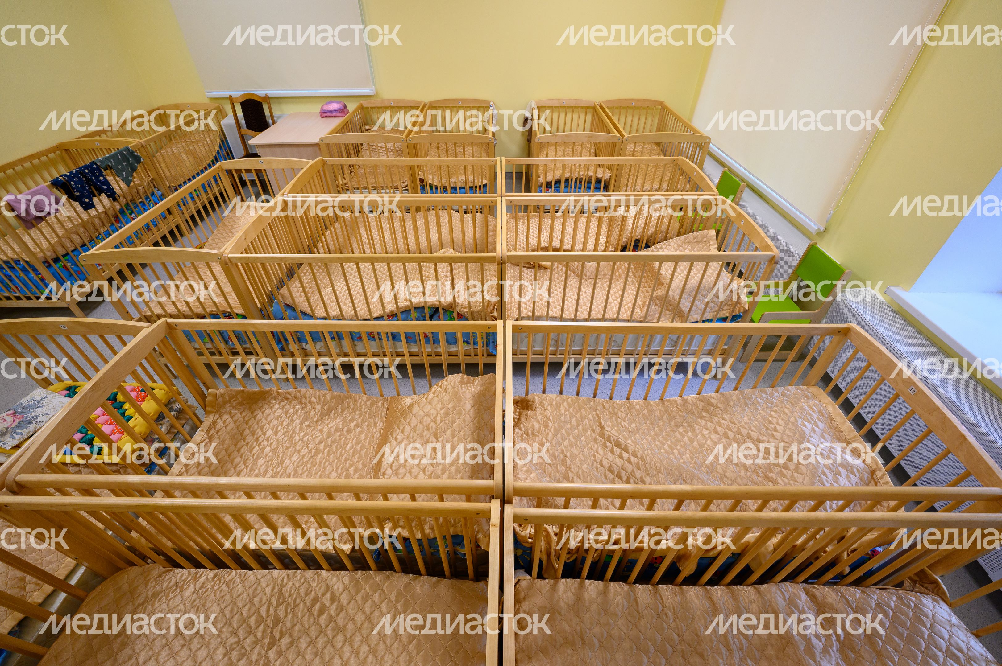 Спальня для ясельной группы в детском саду на улице Глинкина в микрорайоне Юбилейный города Королев после капремонта