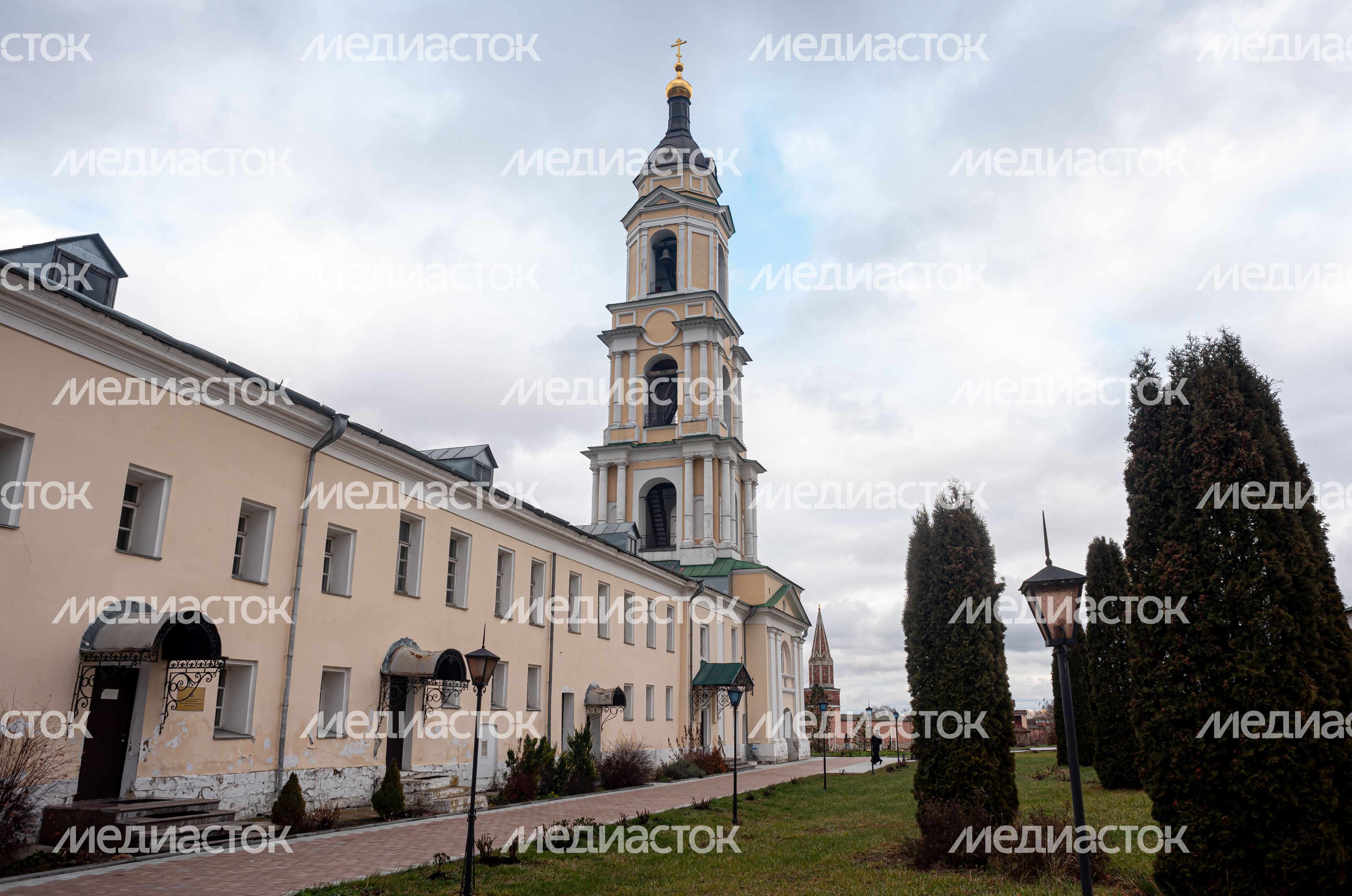 Осенние виды Богоявленского Старо-Голутвина мужского монастыря