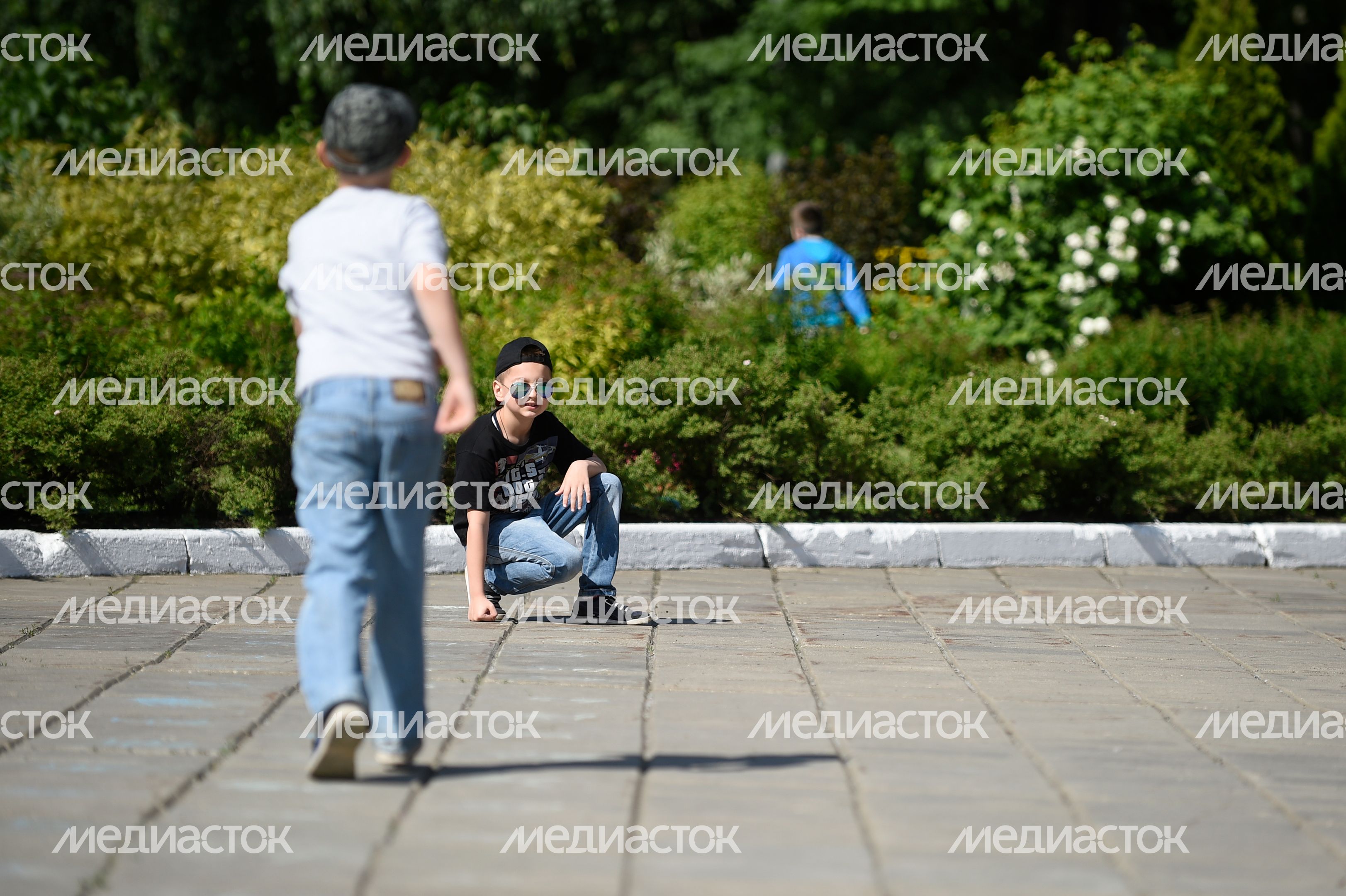 Дети отправляются на отдых в летние лагеря из Москвы