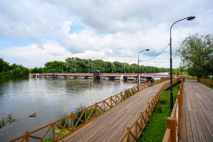 Деревянные дорожки на Москворецкой набережной в Коломне