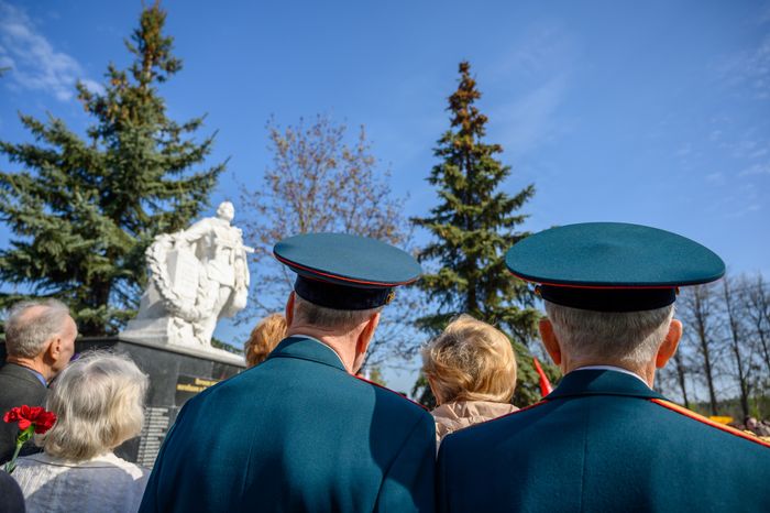 Возложение цветов у мемориала Великой Отечественной войны в Яхроме