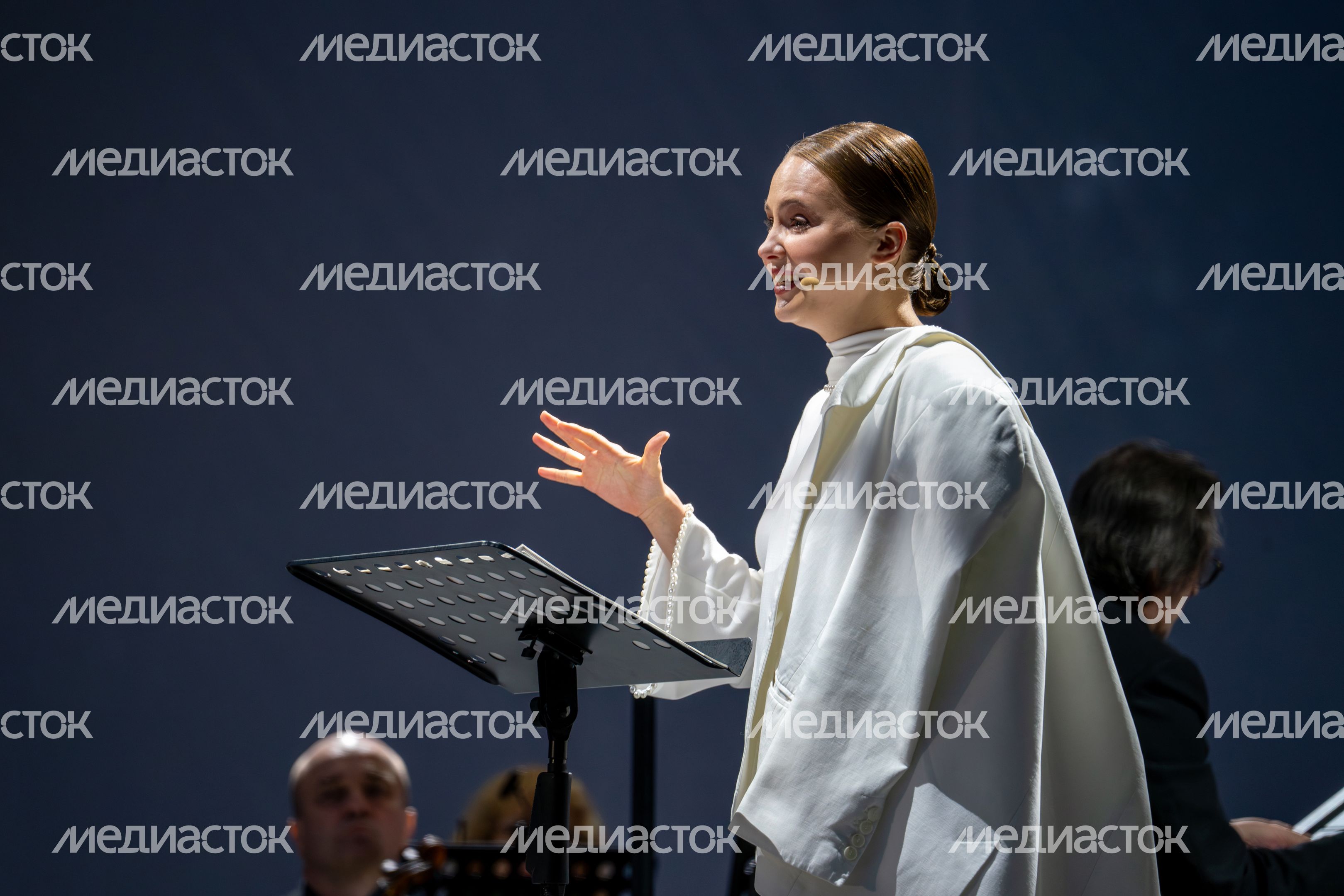 Актриса Юлия Хлынина в спектакле-концерте «Бедные люди» на Международном фестивале искусств П.И. Чайковского в Клину Актриса Юлия Хлынина в спектакле-концерте «Бедные люди» на Международном фестивале искусств П.И. Чайковского в Клину
