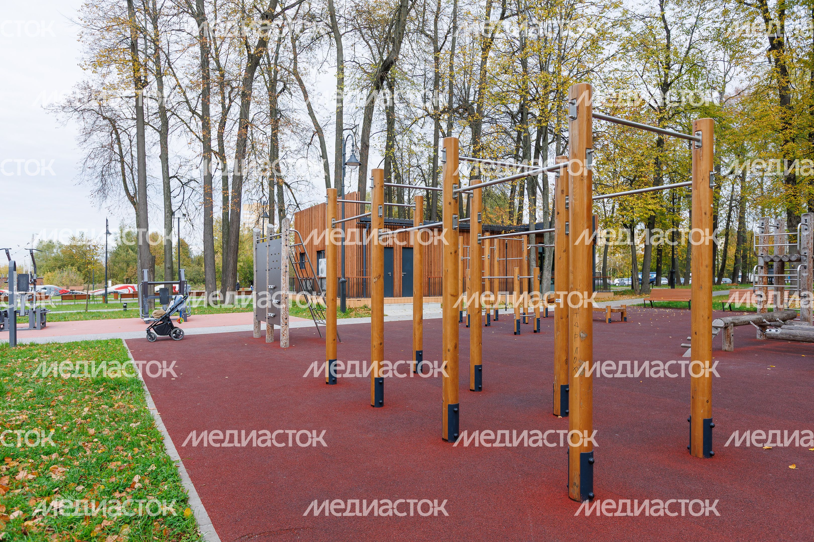 Спортивная площадка с турниками в парке «Киово» в Лобне осенью Спортивная площадка с турниками в парке «Киово» в Лобне осенью