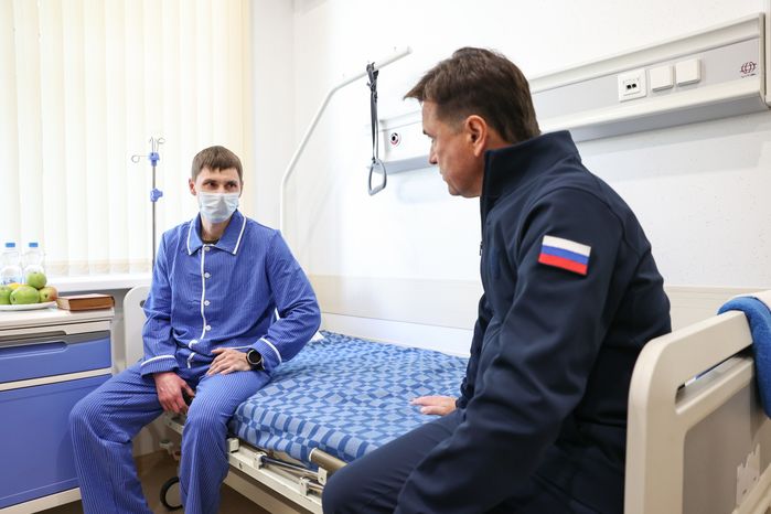 Андрей Воробьев навестил бойцов в госпитале Росгвардии в Балашихе