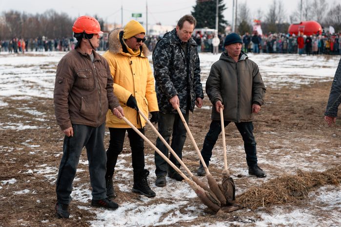Самое большое в России чучело Масленицы сожгли на фестивале в Горках Ленинских