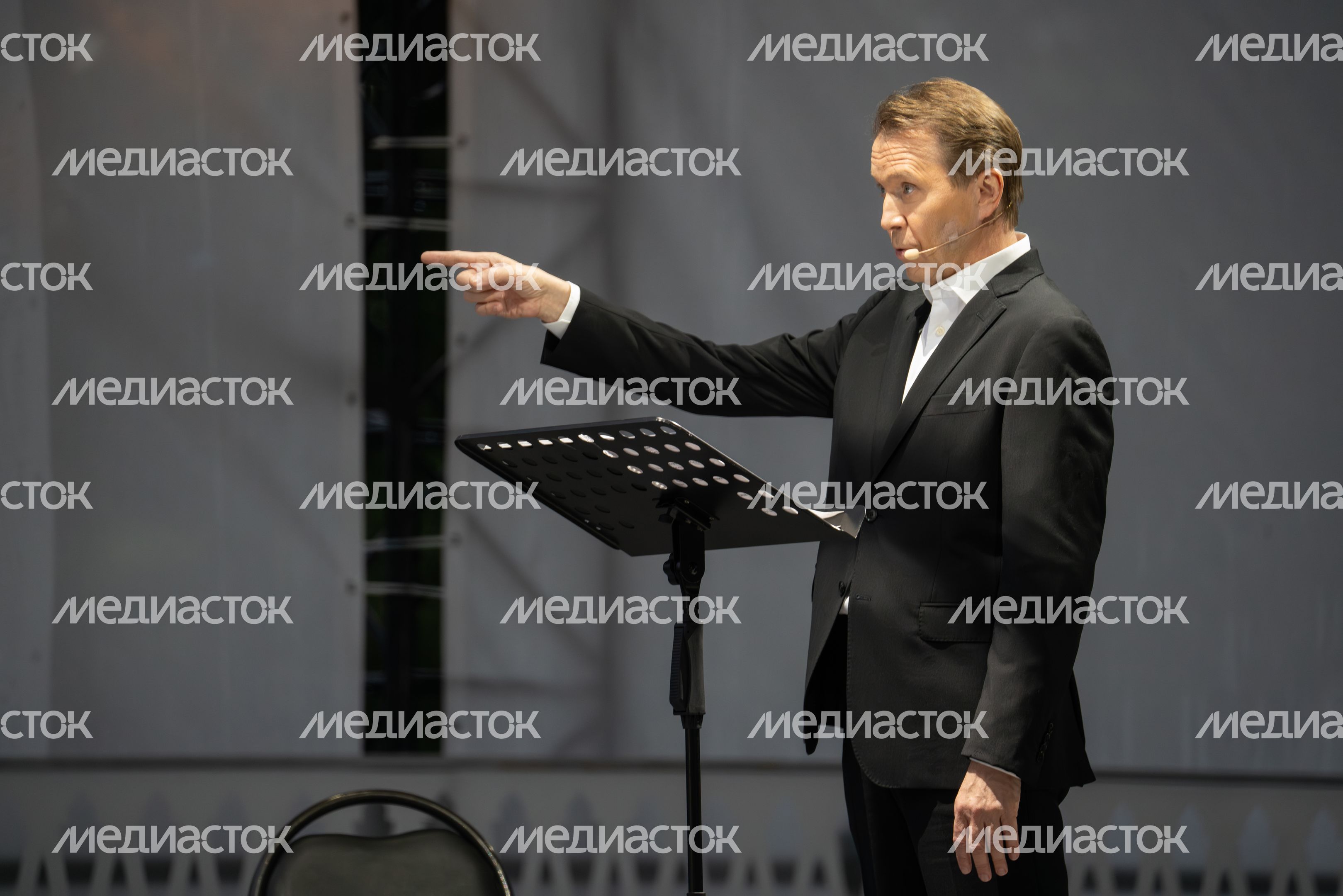 Актер Евгений Миронов в спектакле-концерте «Бедные люди» на Международном фестивале искусств П.И. Чайковского в Клину