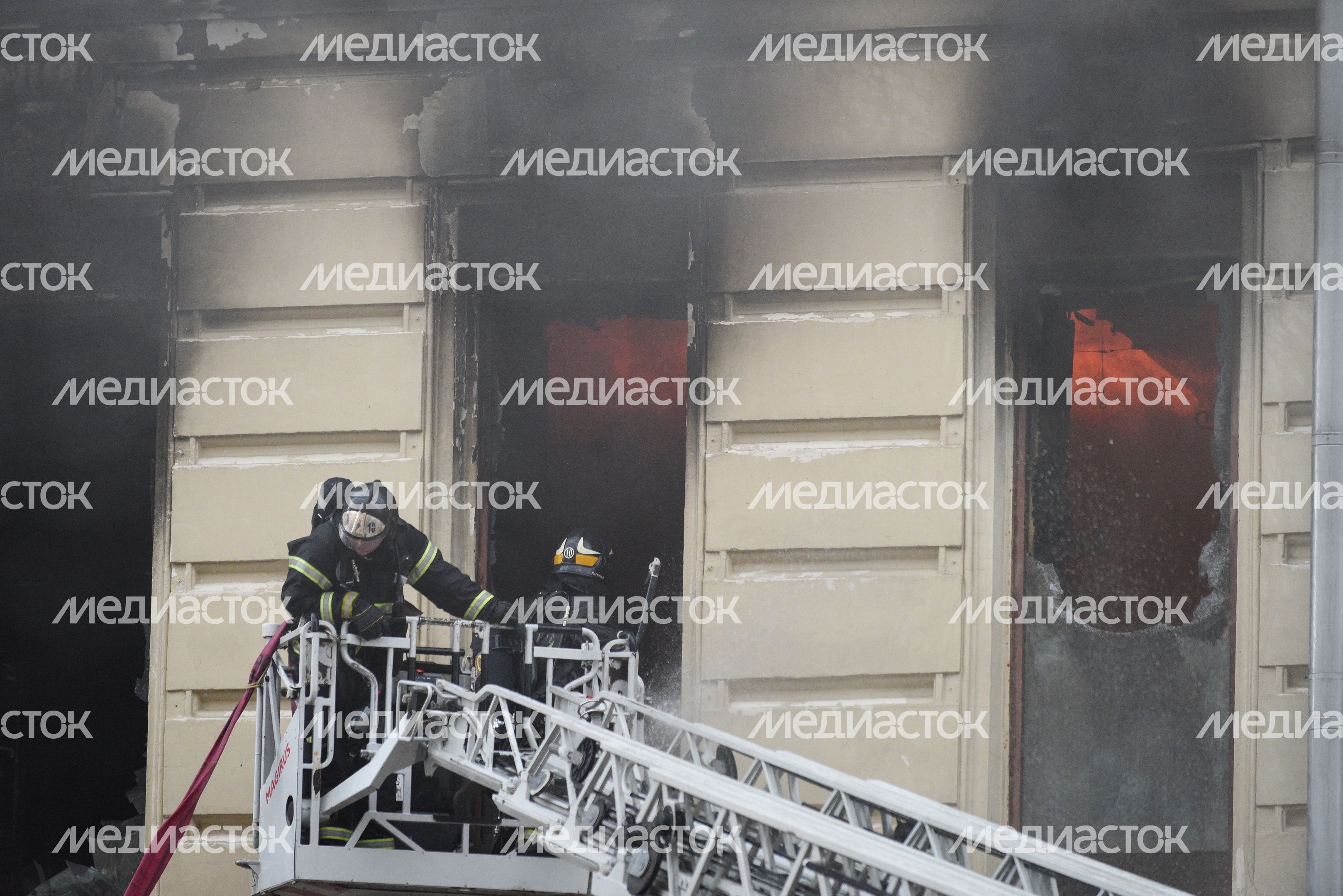 Пожар в реставрируемом здании на Тверской улице в Москве