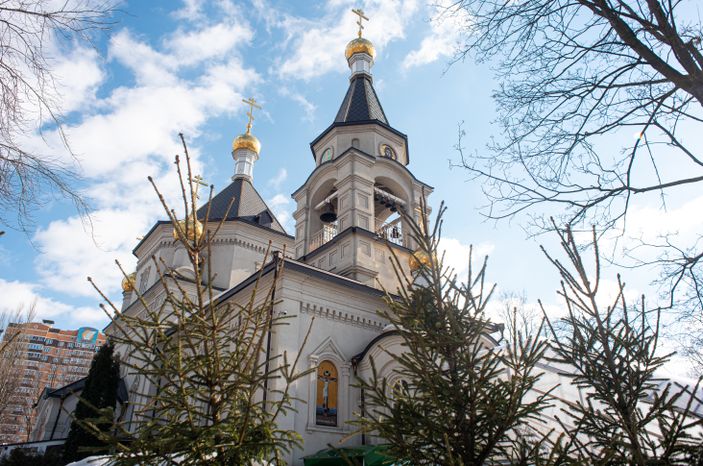 Зимние виды Церкви Преображения Господня в поселке Совхоз имени Ленина