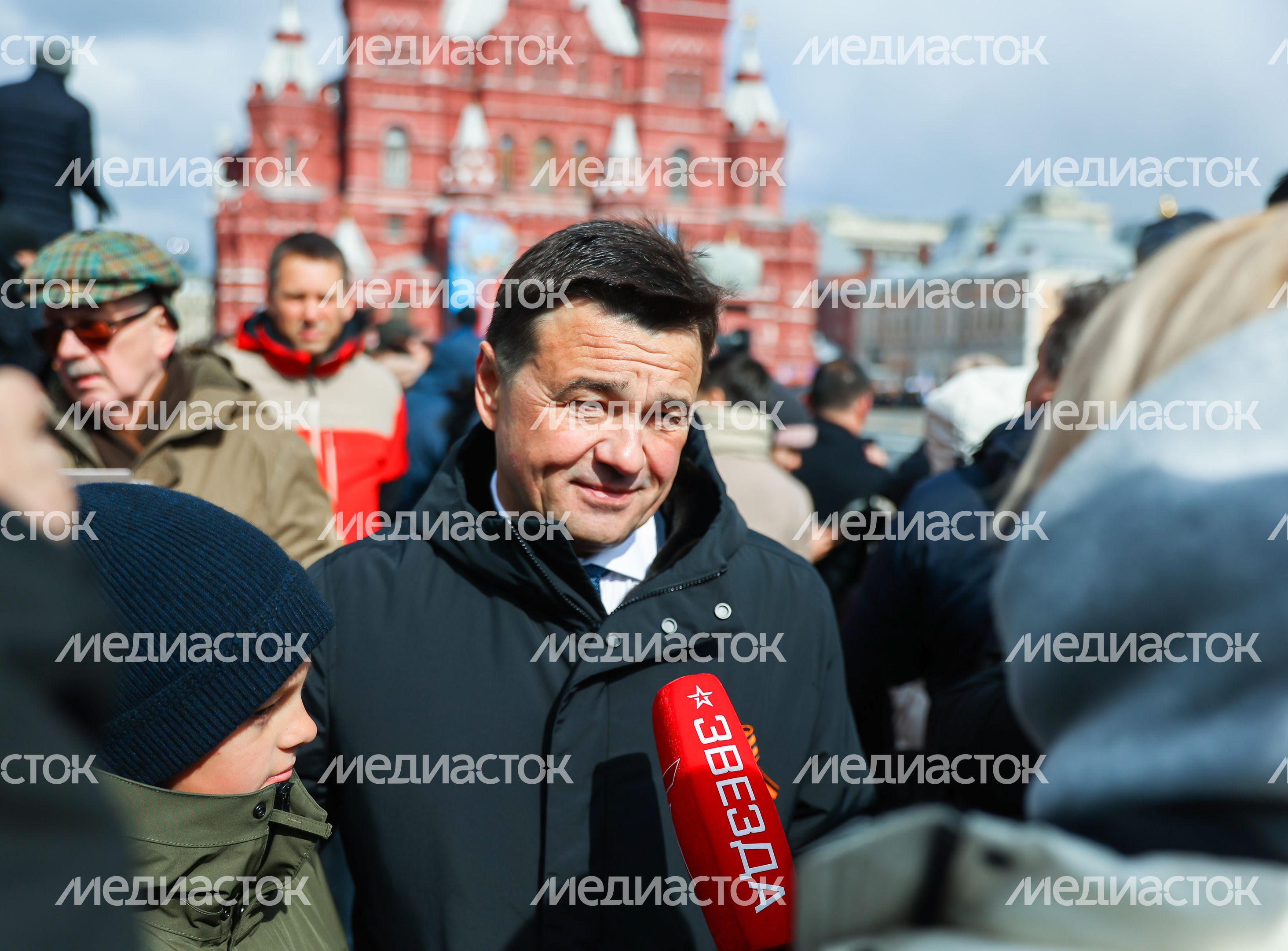 Андрей Воробьев вместе со своими детьми и семьей Героя России посетил Парад Победы