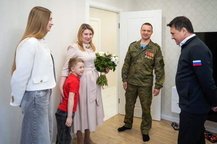 Андрей Воробьев накануне Пасхи навестил  в Электрогорске героя СВО и его семью