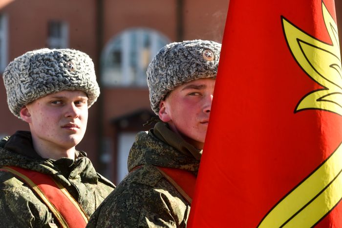 Подготовка военнослужащих отдельного комендантского Преображенского полка к военному параду на Красной площади