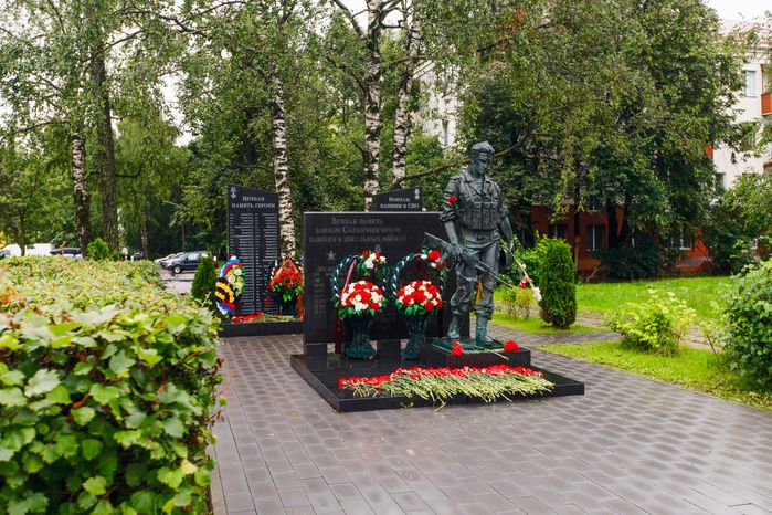 Памятник погибшим в локальных конфликтах и мемориал погибшим в СВО на Советской площади в Солнечногорске