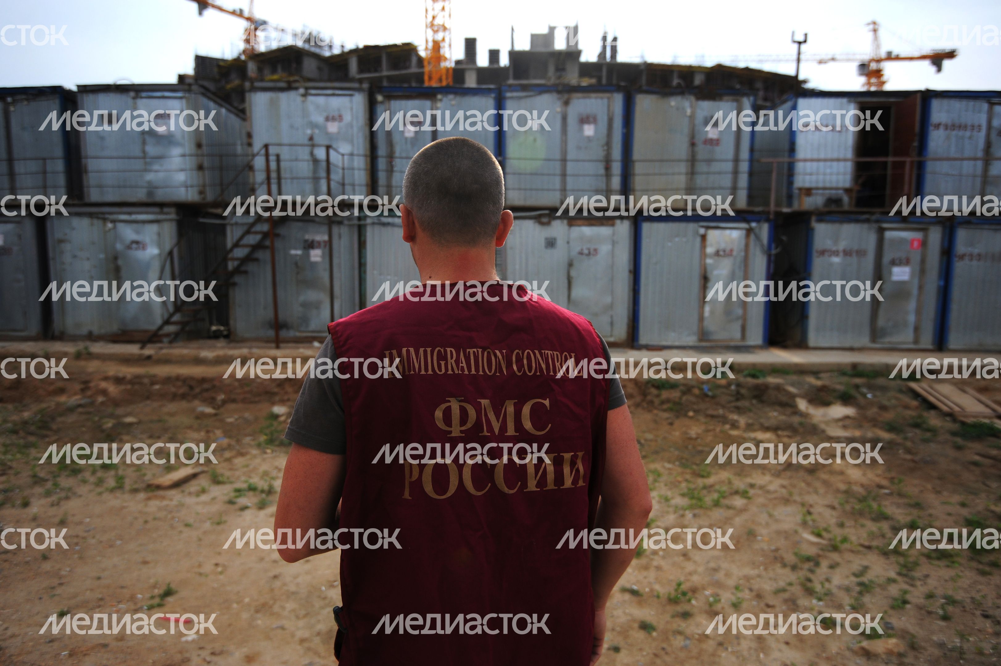 Рейд по пресечению незаконной миграции на стройке в Химках Рейд по пресечению незаконной миграции на стройке в Химках