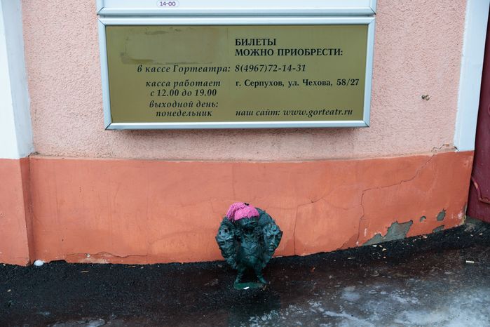 Павлин-театрал у входа в Серпуховский музыкально-драматический театр