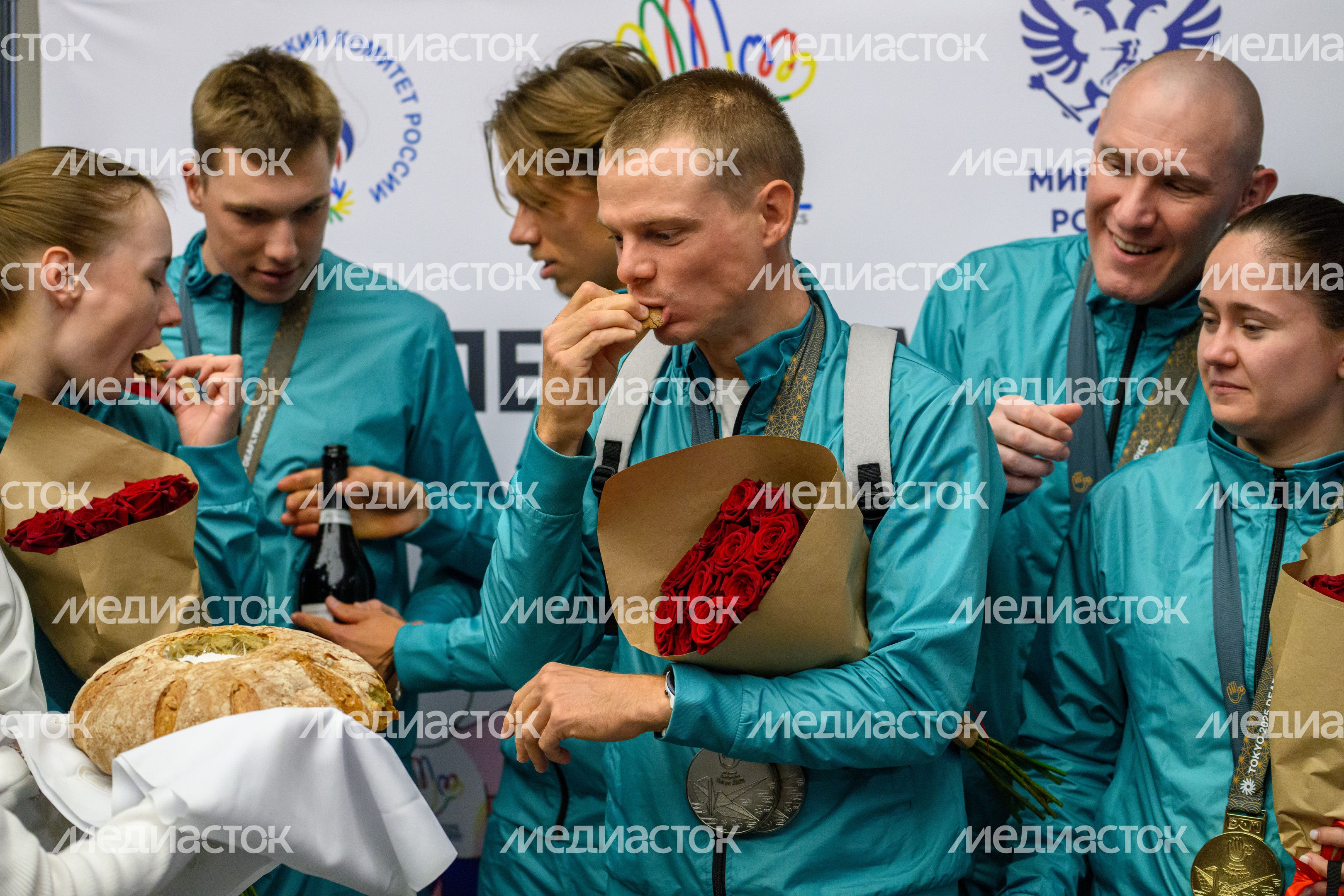Хлебом-солью встречали российскую делегацию в Шереметьево, вернувшуюся с XXV Летних Сурдлимпийских игр в Токио Хлебом-солью встречали российскую делегацию в Шереметьево, вернувшуюся с XXV Летних Сурдлимпийских игр в Токио