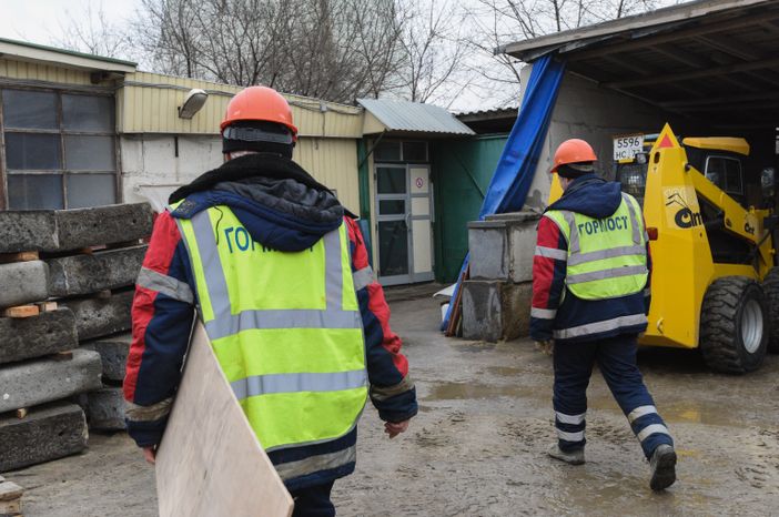 Процесс обработки гранитного камня специалистами ГБУ «Гормост» для облицовки стен подземных пешеходных переходов в Москве