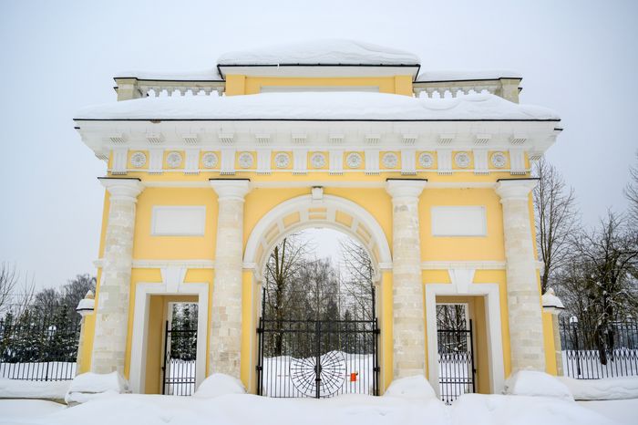 Отреставрированная триумфальная арка на территории усадьбы Гребнево зимой в Щелково