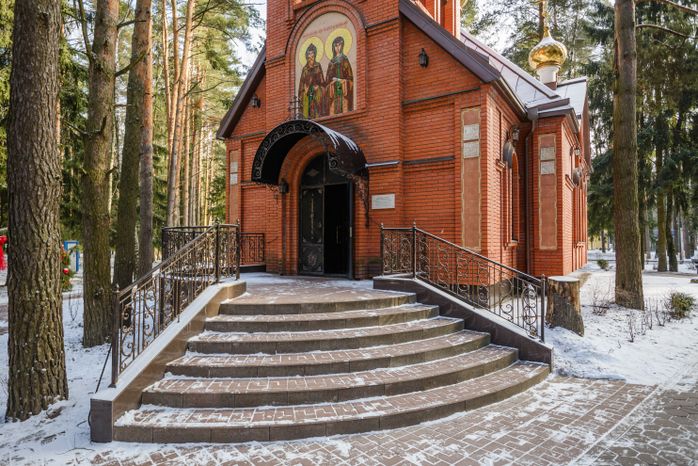 Храм святых благоверных князя Петра и княгини Февронии Муромских в парке культуры и отдыха «Елочки» в Домодедово