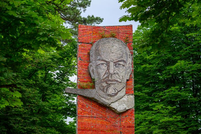 Памятник В.И. Ленину у Центра подготовки Космонавтов в Звездном городке