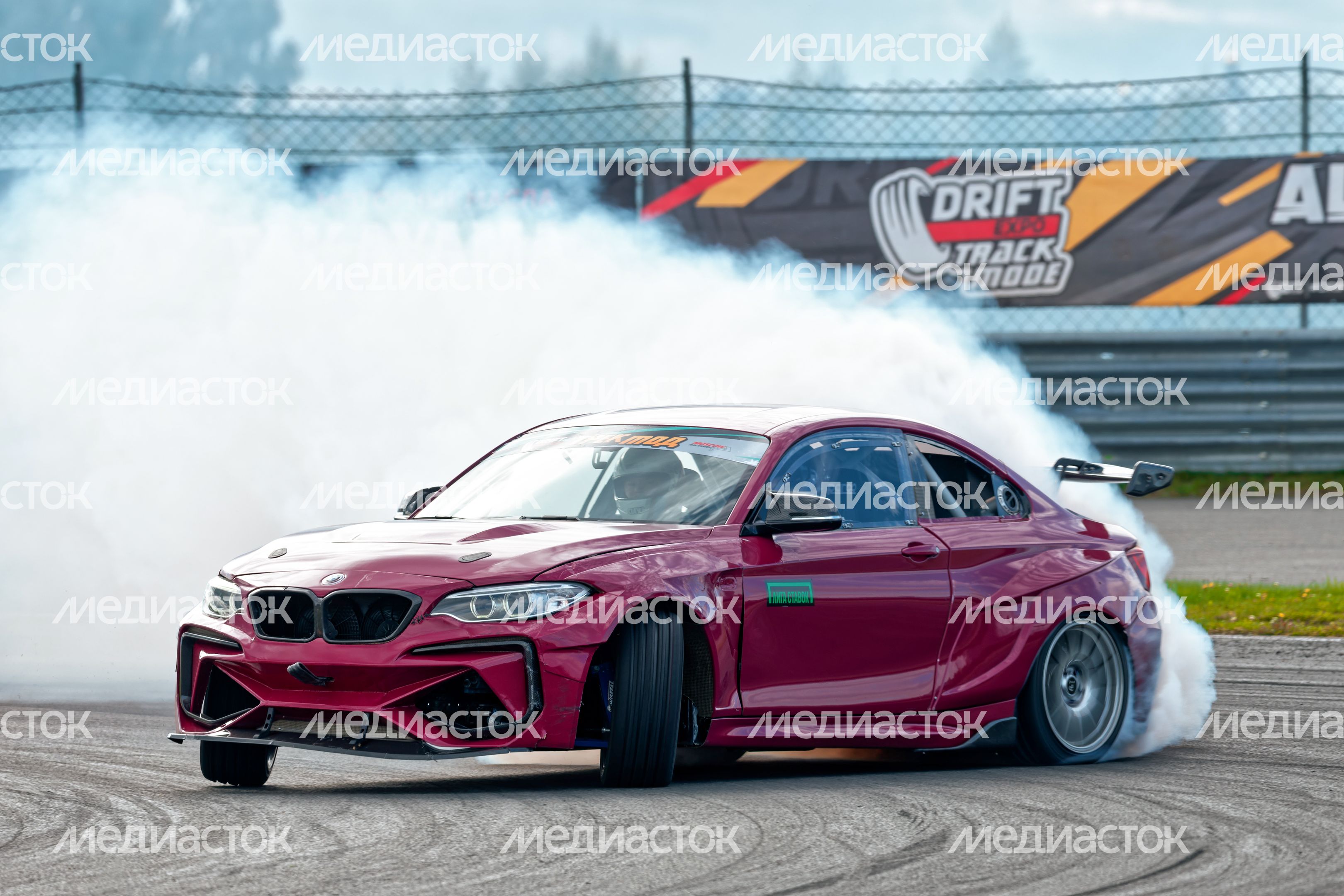 Дрифт-гонка автомобилей по автодрому Moscow Raceway на фестивале «Дрифт Экспо» в Волоколамске Дрифт-гонка автомобилей по автодрому Moscow Raceway на фестивале «Дрифт Экспо» в Волоколамске