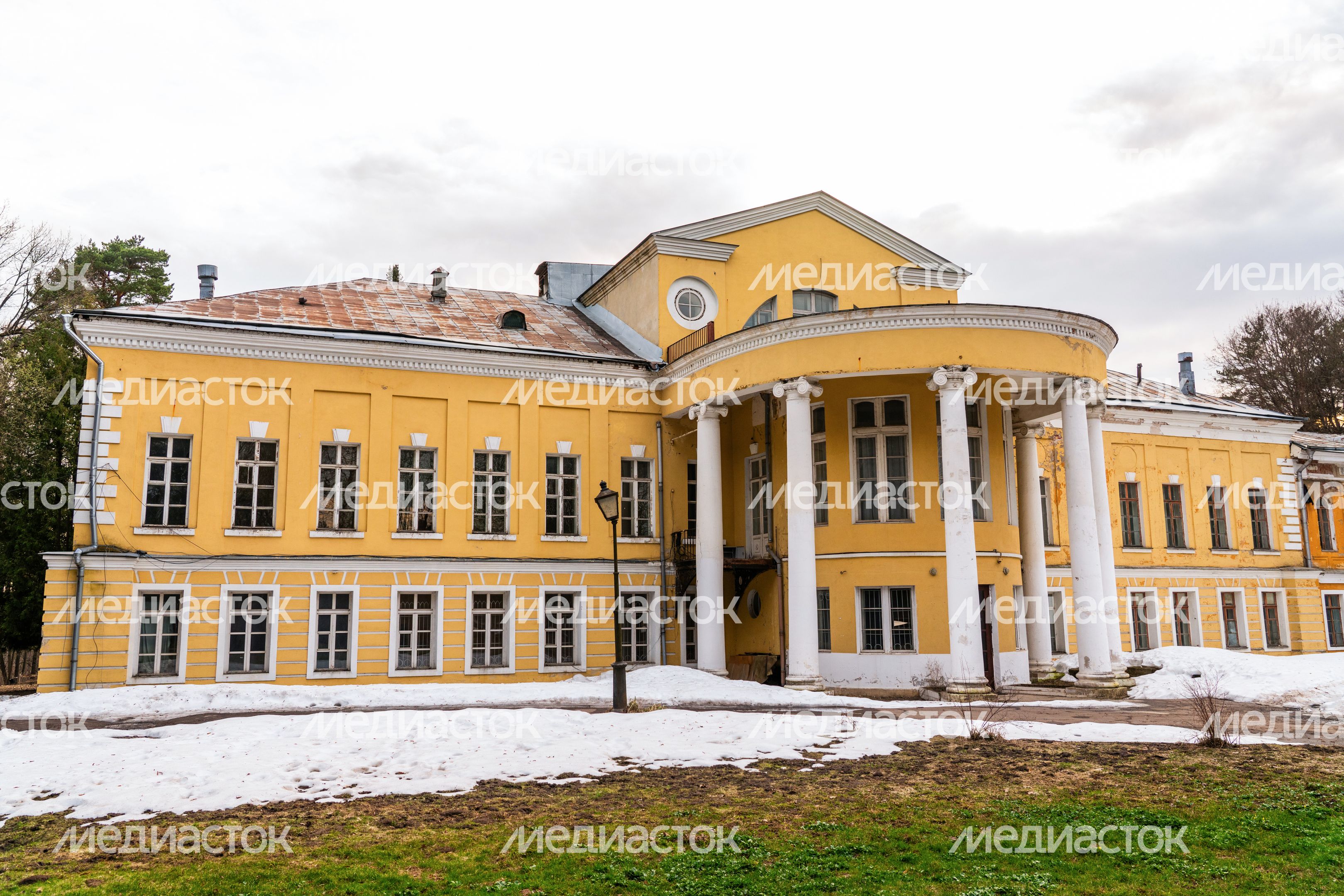 Главный дом усадьбы Суханово Ленинского округа весной Главный дом усадьбы Суханово Ленинского округа весной