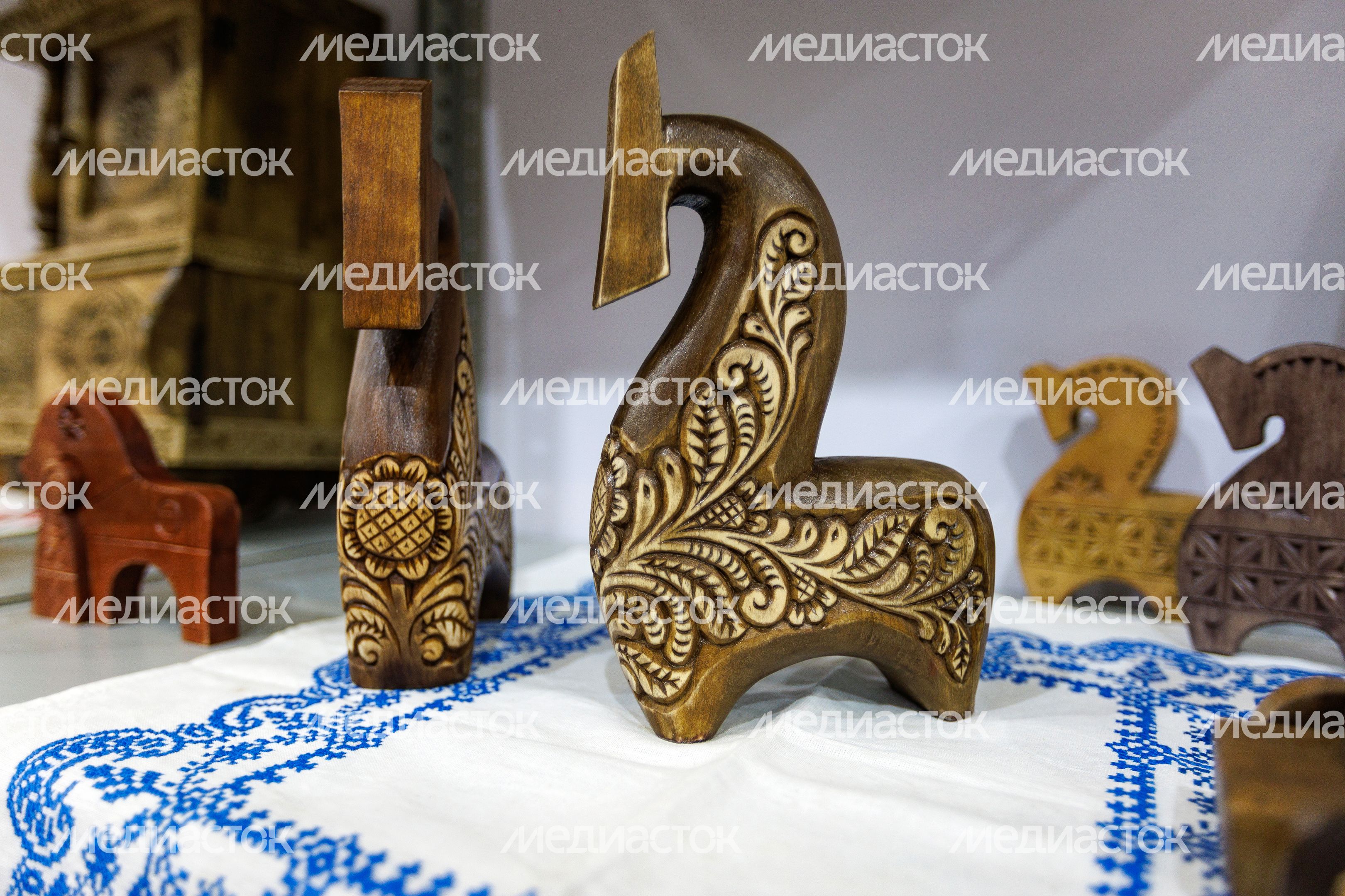 Сувениры абрамцево-кудринской резьбы из Хотьково на выставке-ярмарке «Ладья»