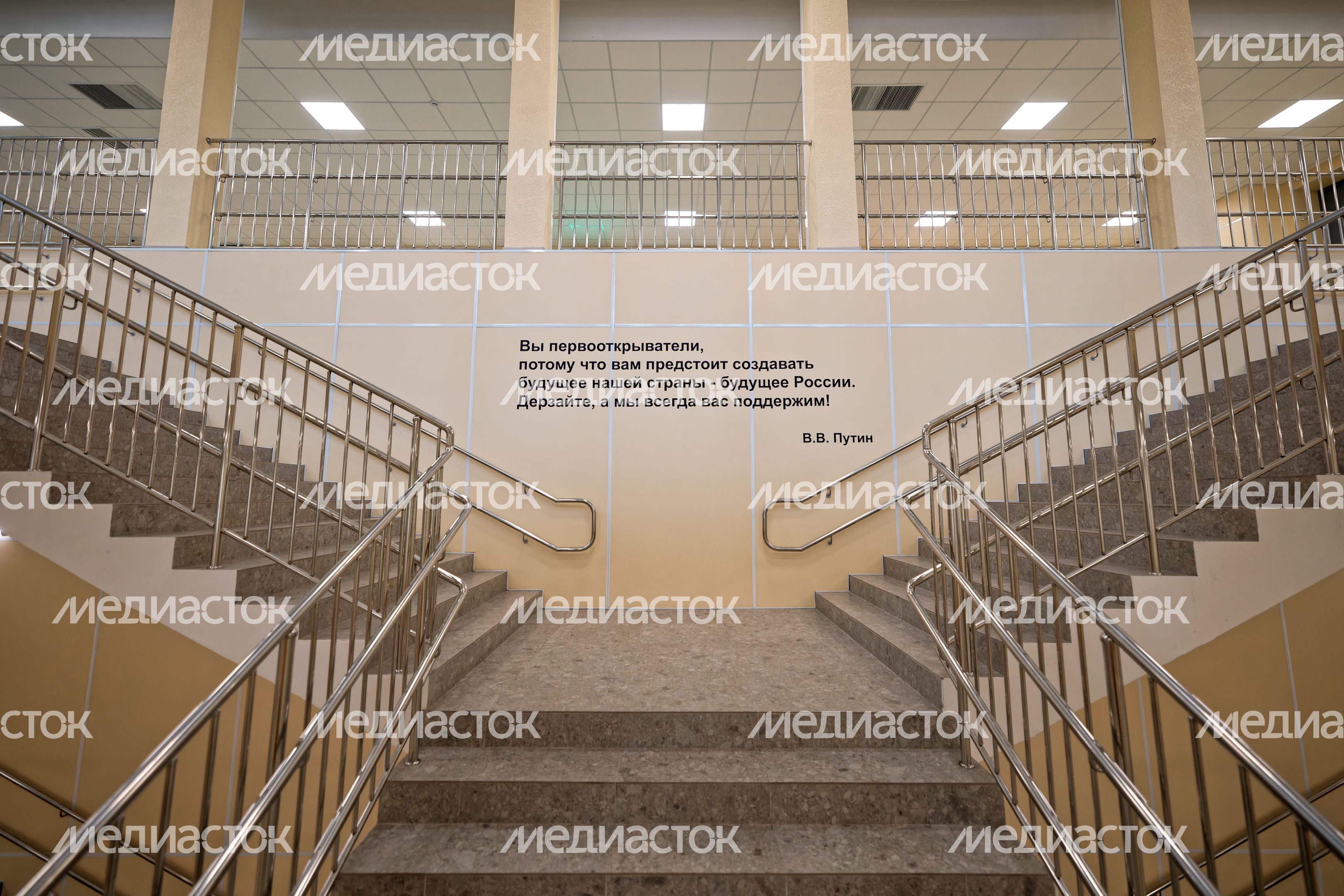 Лестница в новой школе микрорайона Климовск города Подольск Лестница в новой школе микрорайона Климовск города Подольск