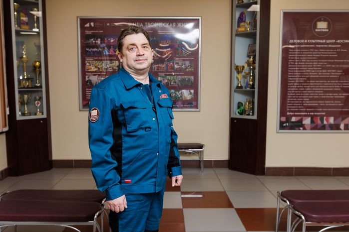Униформа сотрудников Делового и культурного центра «Костино» в Королеве оформлена в цветах проекта «Умный ДК»