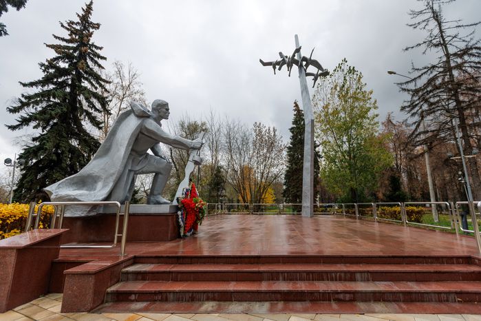Памятник-мемориал «Журавли» в микрорайоне Белая Дача в Котельниках осенью