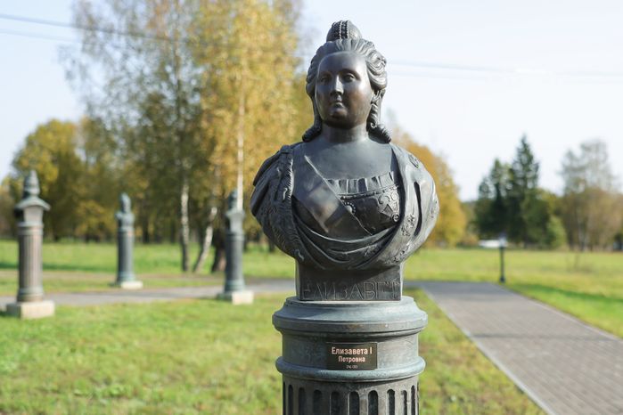 Бюст Елизаветы I в Аллее правителей в усадьбе Татищева под Солнечногорском